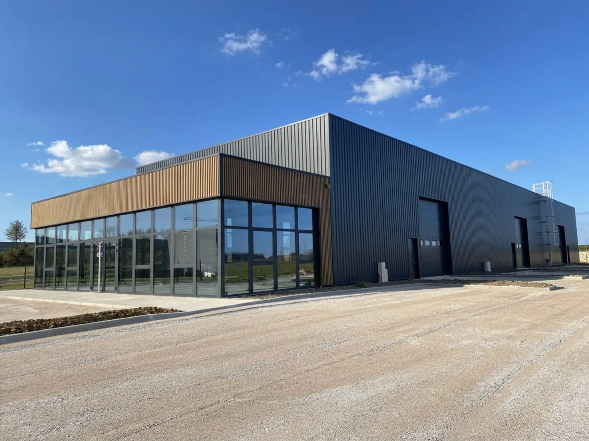 Façade industrielle en bardage composite et grandes verrières par CLAIR SARL