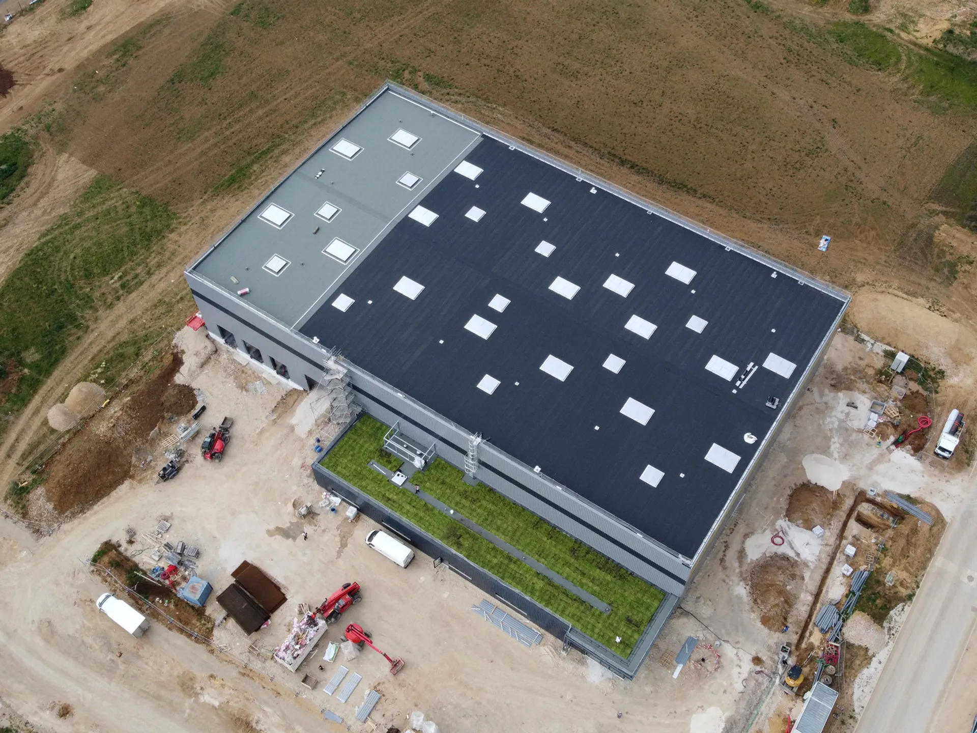 Vue drone d'un bâtiment industriel complet réalisé par CLAIR SARL