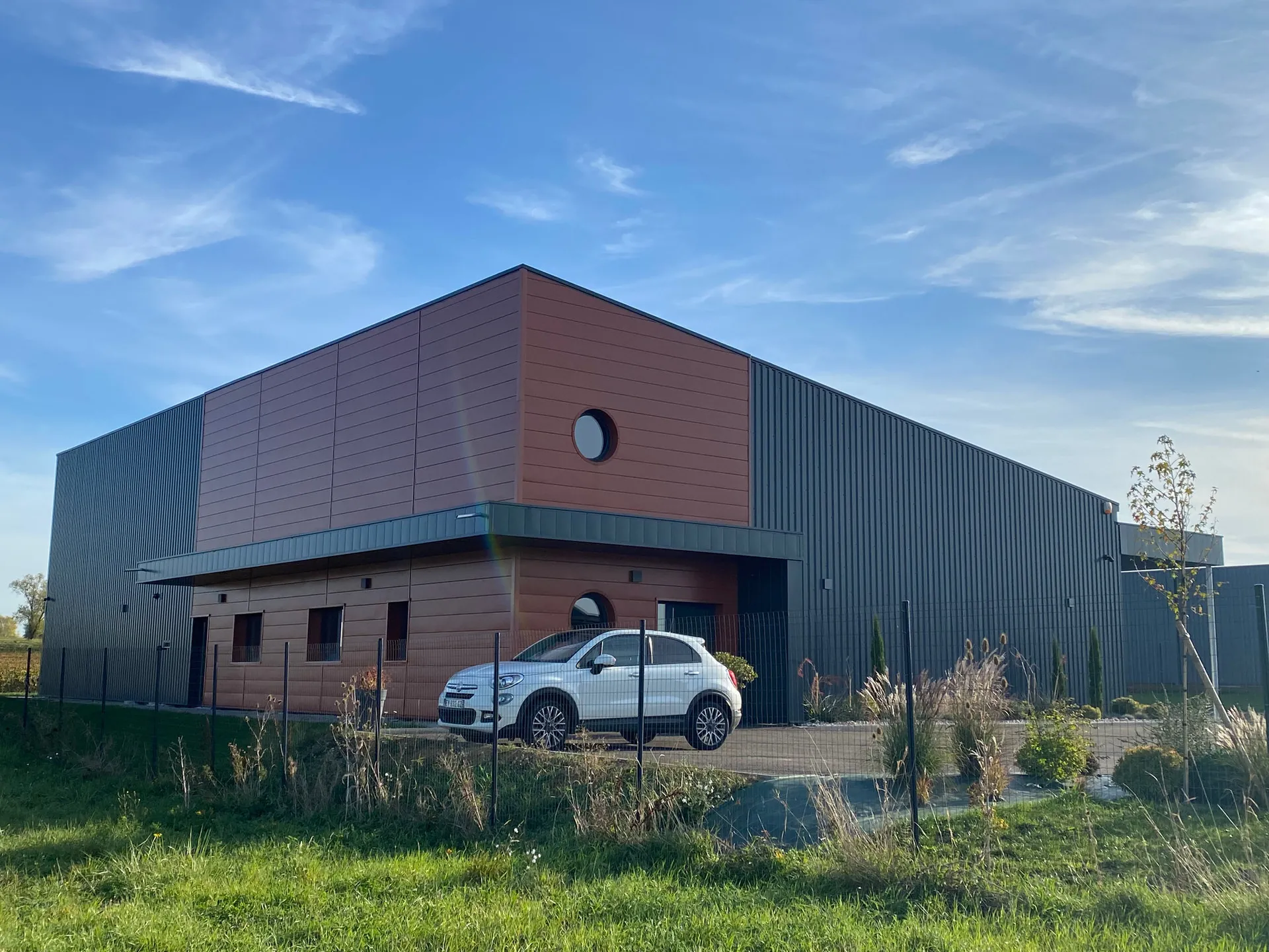 Bâtiment industriel habillé d'un bardage composite réalisé par CLAIR SARL